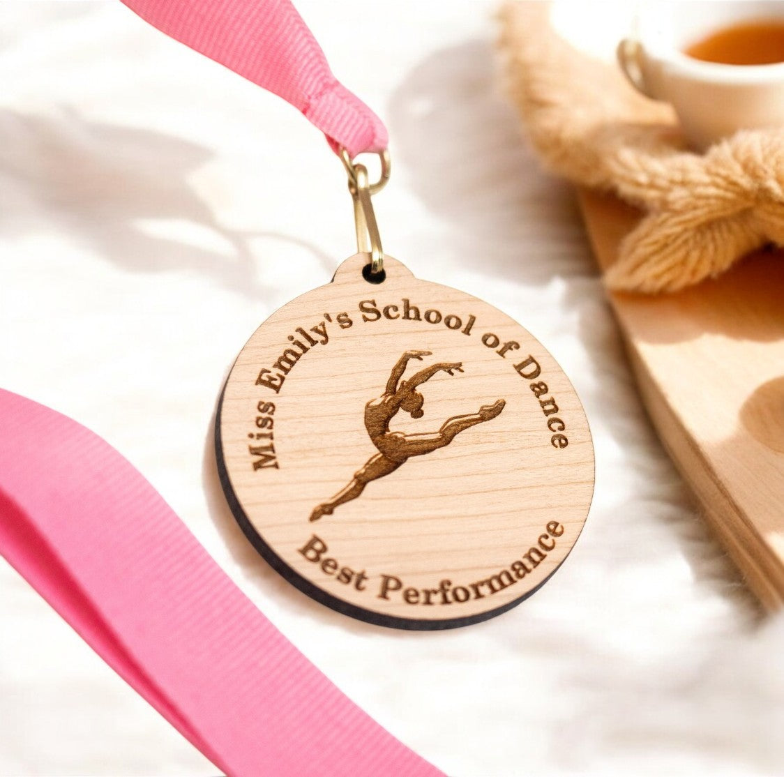 Bisque Medaglia di legno personalizzata 11 sport Medaglie personalizzate Premio di gara Maratona personalizzata Corsa Ciclo virtuale Calcio Danza Nuoto Sport di finitura MEDAGLIAECONOMICAINLEGNO-Photoroom.jpg