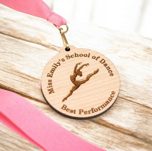 Bisque Medaglia di legno personalizzata 11 sport Medaglie personalizzate Premio di gara Maratona personalizzata Corsa Ciclo virtuale Calcio Danza Nuoto Sport di finitura MEDAGLIA_LEGNO-Photoroom.jpg