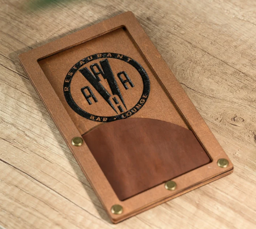 Rosy Brown portaconto in legno personalizzato con incisione laser ricevuta per gli ospiti, per ristoranti, libretto di servizio personalizzato, presentatore di assegni per server BookWood, porta fatture personalizzato Schermata_2025-03-21_alle_17.26.24.png