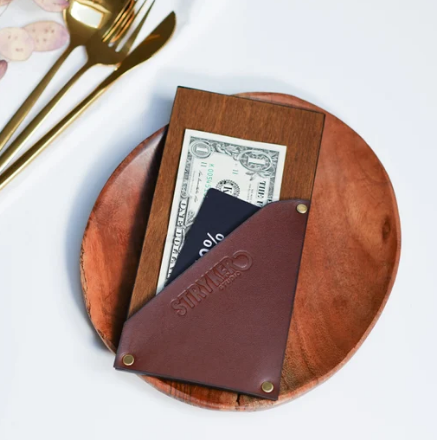 Saddle Brown portabanconote in legno personalizzato con incisione laser ricevuta per gli ospiti, per ristoranti, libretto di servizio personalizzato, presentatore di assegni per server BookWood, porta fatture personalizzato Schermata_2025-03-21_alle_18.00.24.png