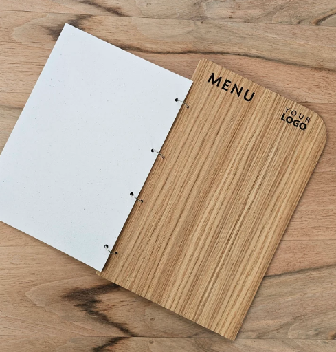 Rosy Brown portamenu con anelli in legno per fogli formato a4, supporto menu inciso, cartella menu ristorante, pannello menu, libro menu, copertina menu personalizzata, copertina menu bevande Schermata_2025-03-21_alle_19.01.00.png