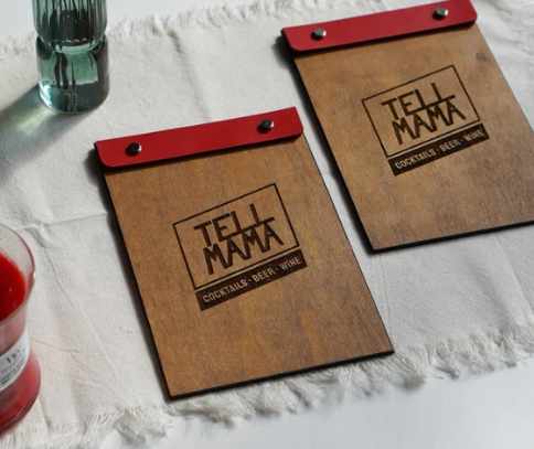 Gray portamenu misura A5 in legno con pelle per fogli, supporto menu inciso, cartella menu ristorante, pannello menu, libro menu, copertina menu personalizzata, copertina menu bevande Schermata_2025-03-22_alle_12.41.59.png