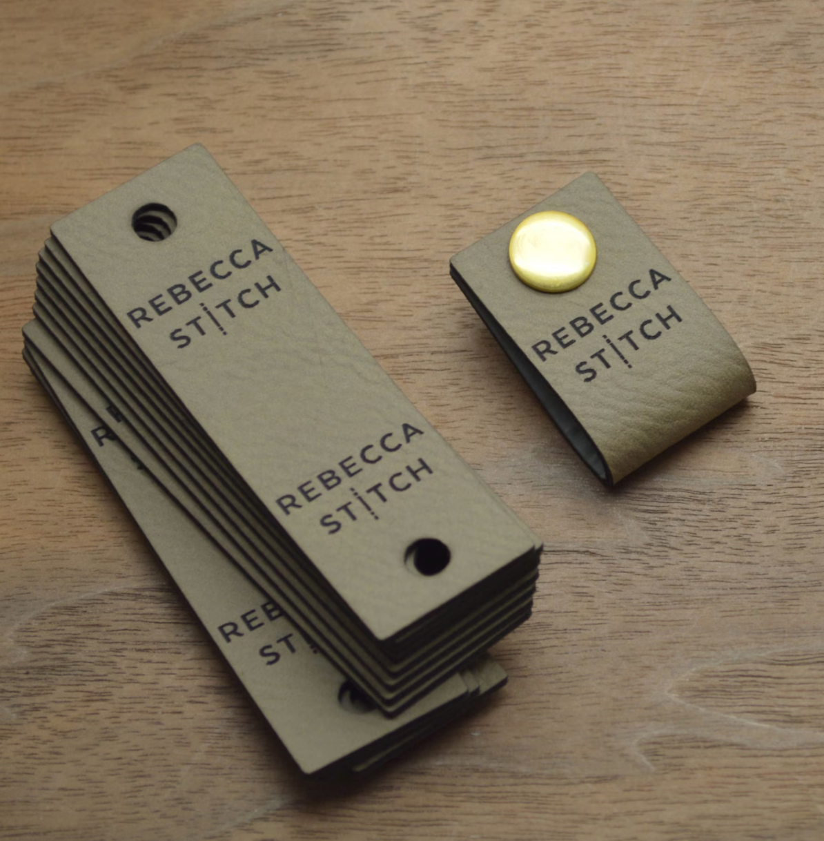 Dim Gray Etichette in finta pelle 7x2cm - Etichette per rivetti - Etichette per maglieria, Etichette personalizzate, Pelle vegana, Etichette all'uncinetto Screenshot2025-03-19alle17.04.50.png