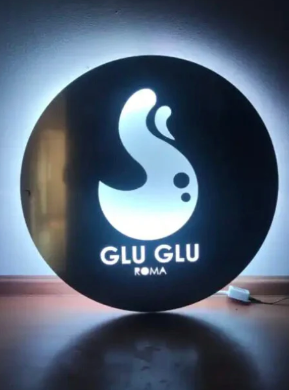 Light Steel Blue targa led retroilluminata in plexiglas bianco o ottone con logo insegna neon rgb personalizzata oer negozio locale moderno in acciaio luminosa Screenshot2025-03-21alle12.41.39.png