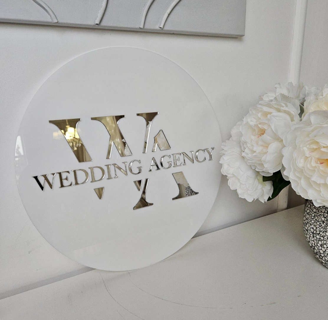 Dark Gray targa ln plexiglas bianco con logo insegna personalizzata per negozio locale moderno in plexiglas Screenshot2025-03-21alle13.14.54.png