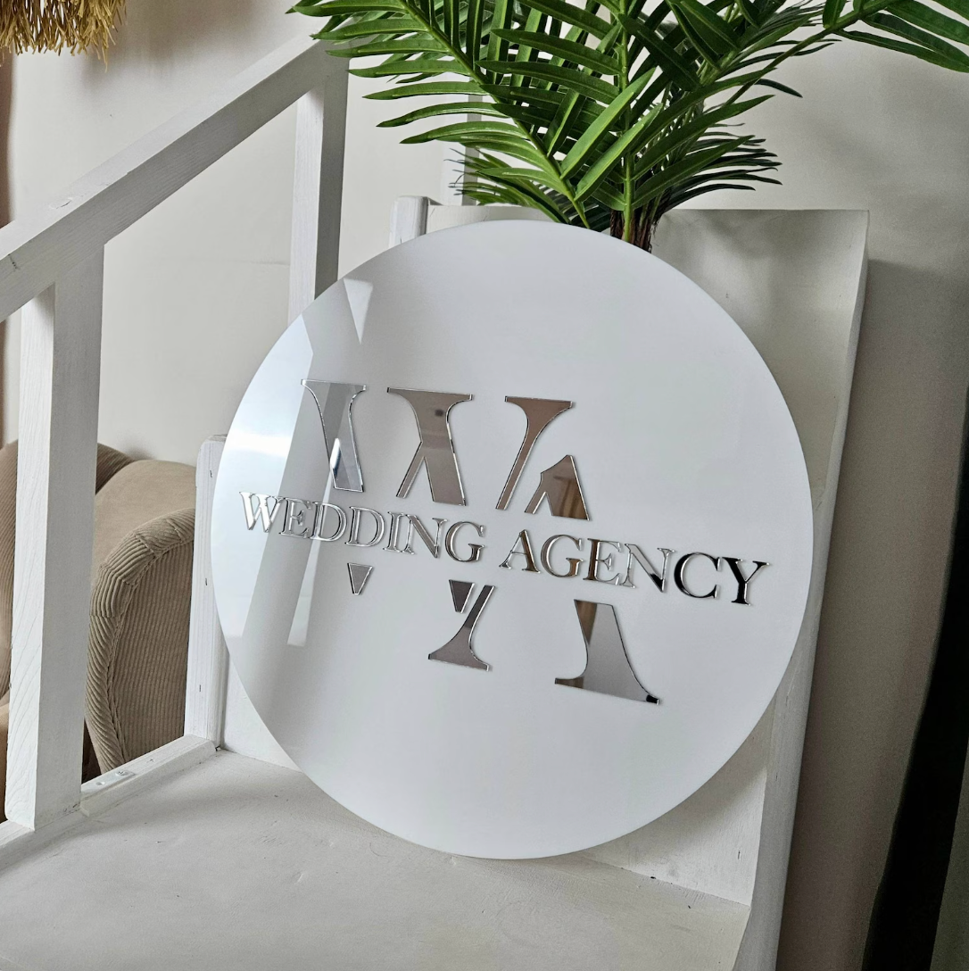 Gray targa ln plexiglas bianco con logo insegna personalizzata per negozio locale moderno in plexiglas Screenshot2025-03-21alle13.20.37.png