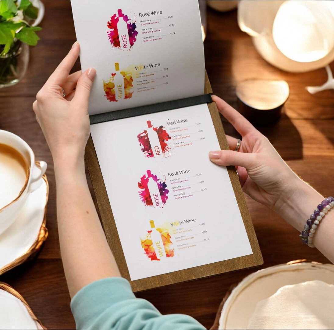 Gray portamenu con elasticoin legno per fogli ribaltabili, supporto menu inciso, cartella menu ristorante, pannello menu, libro menu, copertina menu personalizzata, copertina menu bevande Screenshot2025-03-21alle16.24.13-Photoroom.jpg