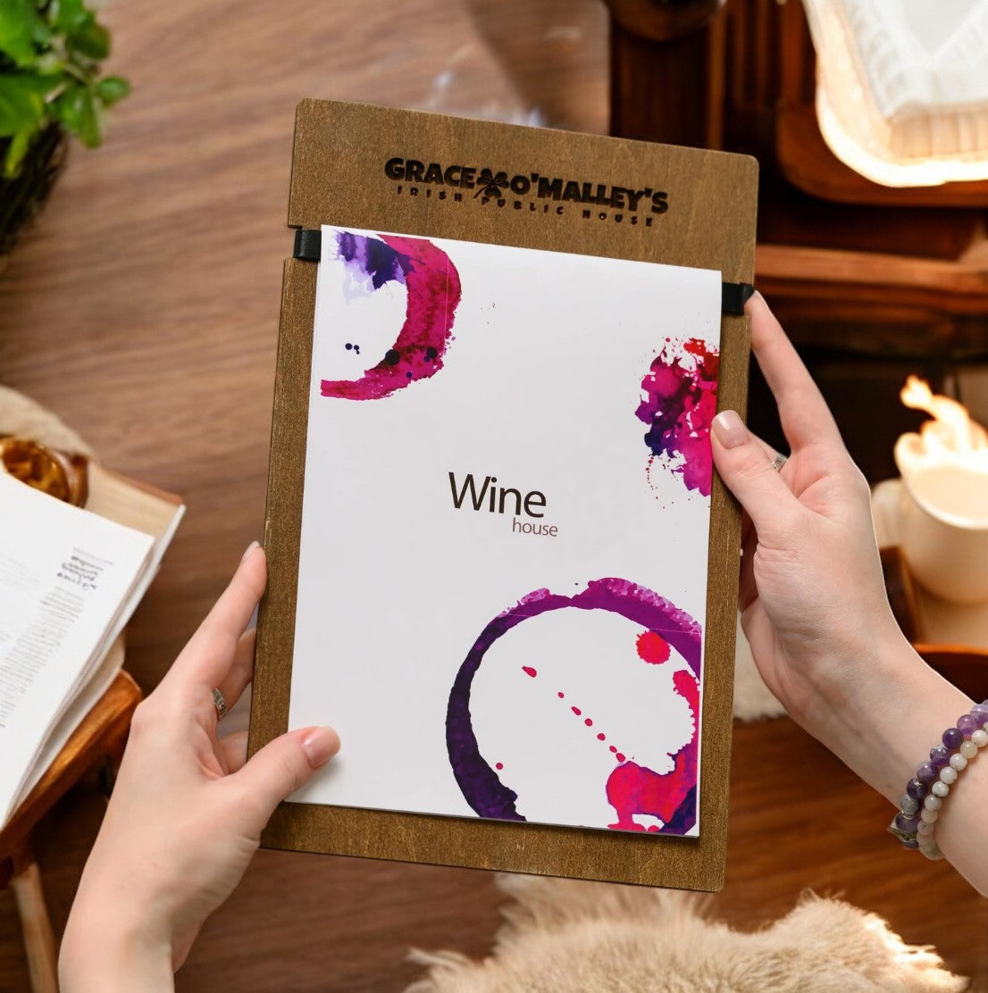 Gray portamenu con elasticoin legno per fogli ribaltabili, supporto menu inciso, cartella menu ristorante, pannello menu, libro menu, copertina menu personalizzata, copertina menu bevande Screenshot2025-03-21alle16.24.20-Photoroom.jpg