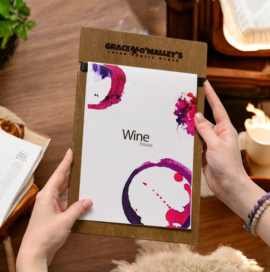 Gray portamenu con elasticoin legno per fogli ribaltabili, supporto menu inciso, cartella menu ristorante, pannello menu, libro menu, copertina menu personalizzata, copertina menu bevande Screenshot2025-03-21alle16.24.20-Photoroom.jpg