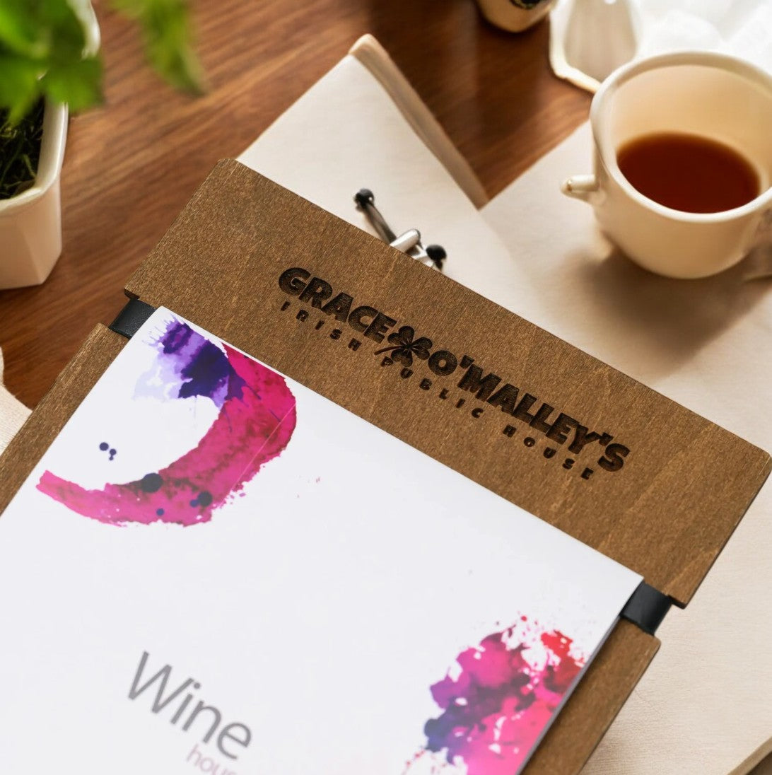 Antique White portamenu con elasticoin legno per fogli ribaltabili, supporto menu inciso, cartella menu ristorante, pannello menu, libro menu, copertina menu personalizzata, copertina menu bevande Screenshot2025-03-21alle16.24.31-Photoroom.jpg