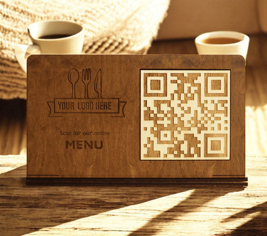 Saddle Brown portamenu  qr code legno chiaro con elasticoin legno , supporto menu inciso, cartella menu ristorante, pannello menu, libro menu, copertina menu personalizzata, copertina menu bevande Screenshot2025-03-21alle16.29.27-Photoroom.jpg