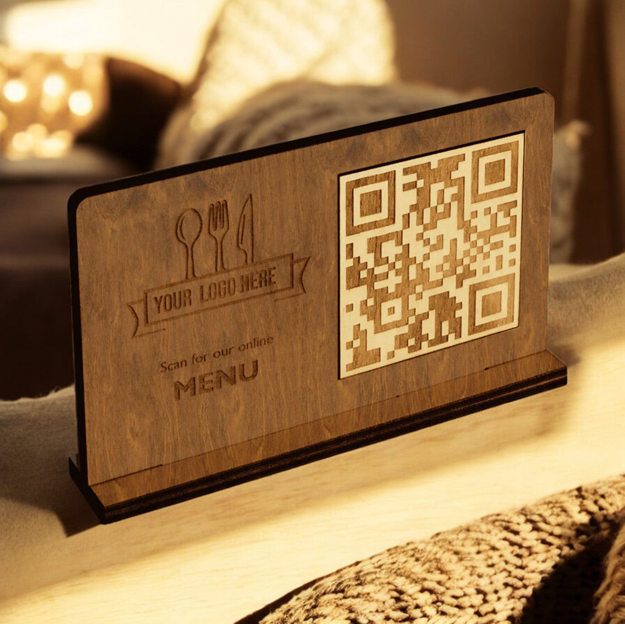 Sienna portamenu  qr code legno chiaro con elasticoin legno , supporto menu inciso, cartella menu ristorante, pannello menu, libro menu, copertina menu personalizzata, copertina menu bevande Screenshot2025-03-21alle16.29.34-Photoroom.jpg
