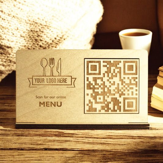 Tan portamenu  qr code legno chiaro con elasticoin legno , supporto menu inciso, cartella menu ristorante, pannello menu, libro menu, copertina menu personalizzata, copertina menu bevande Screenshot2025-03-21alle16.29.42-Photoroom.jpg