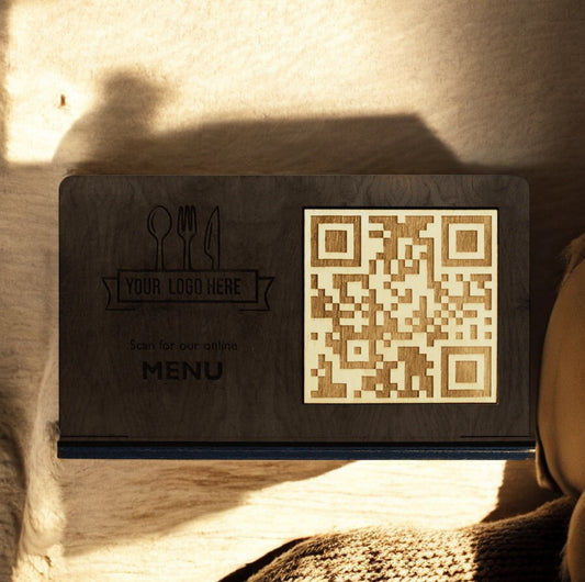 Tan portamenu  qr code legno chiaro con elasticoin legno , supporto menu inciso, cartella menu ristorante, pannello menu, libro menu, copertina menu personalizzata, copertina menu bevande Screenshot2025-03-21alle16.29.57-Photoroom.jpg