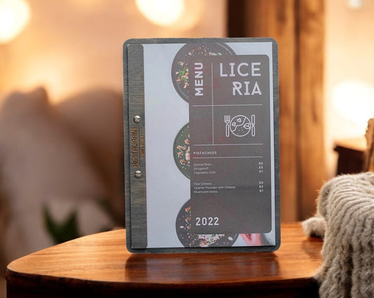 Dim Gray portamenu con bacchetta in legno chiaro per fogli, supporto menu inciso, cartella menu ristorante, pannello menu, libro menu, copertina menu personalizzata, copertina menu bevande Screenshot2025-03-21alle16.44.51-Photoroom.jpg