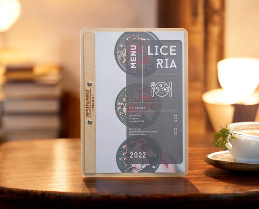 Rosy Brown portamenu con bacchetta in legno chiaro per fogli, supporto menu inciso, cartella menu ristorante, pannello menu, libro menu, copertina menu personalizzata, copertina menu bevande Screenshot2025-03-21alle16.44.58-Photoroom.jpg