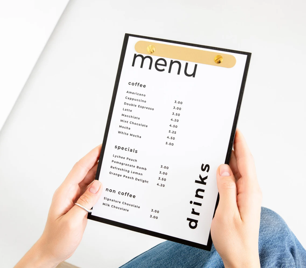 Beige portamenu con bacchetta in oro satinatoper fogli, supporto menu inciso, cartella menu ristorante, pannello menu, libro menu, copertina menu personalizzata, copertina menu bevande Screenshot2025-03-21alle16.58.25.png