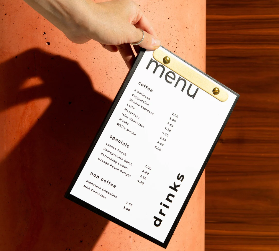 Wheat portamenu con bacchetta in oro satinatoper fogli, supporto menu inciso, cartella menu ristorante, pannello menu, libro menu, copertina menu personalizzata, copertina menu bevande Screenshot2025-03-21alle16.58.56.png