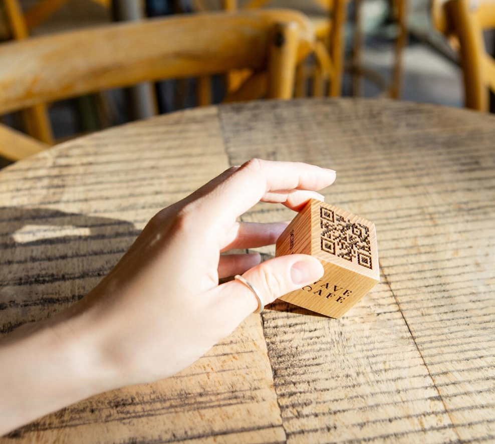Rosy Brown cubo con codice QR in legno personalizzata con logo e numero di tavolo, set da 10 - Supporto per codice QR per ristoranti, caffè e bar, segnale di scansione per pagare Screenshot2025-03-22alle12.59.17.png