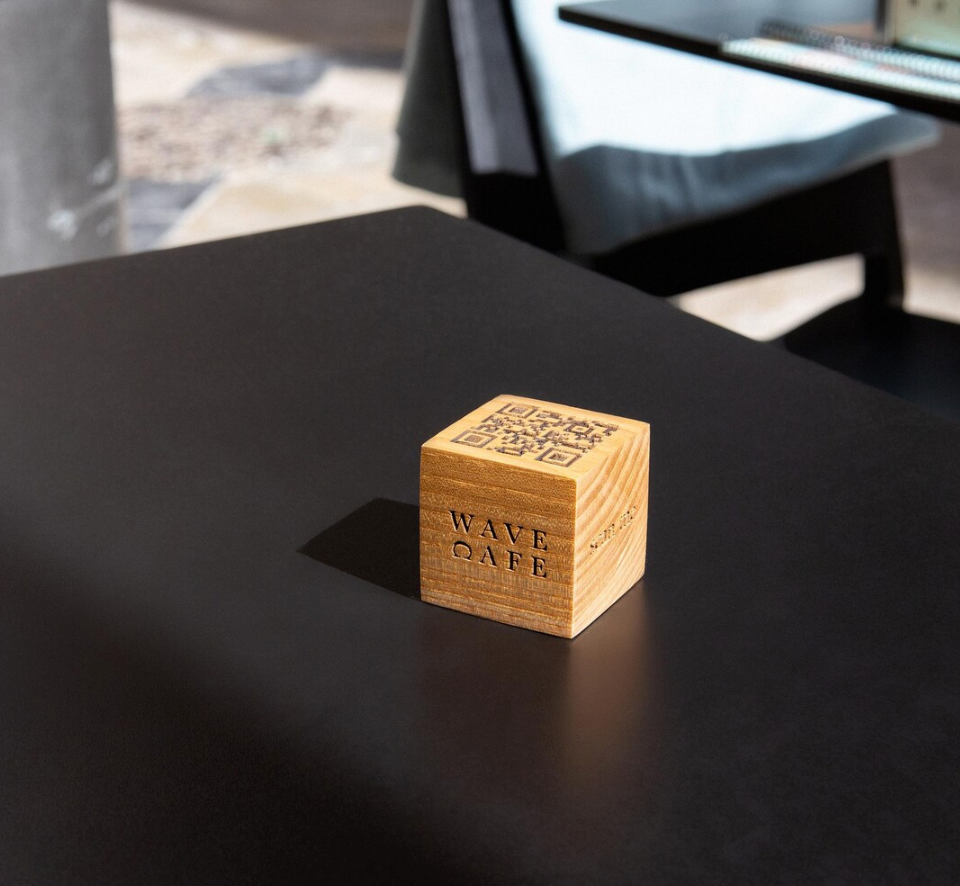 Dark Slate Gray cubo con codice QR in legno personalizzata con logo e numero di tavolo, set da 10 - Supporto per codice QR per ristoranti, caffè e bar, segnale di scansione per pagare Screenshot2025-03-22alle12.59.27.png