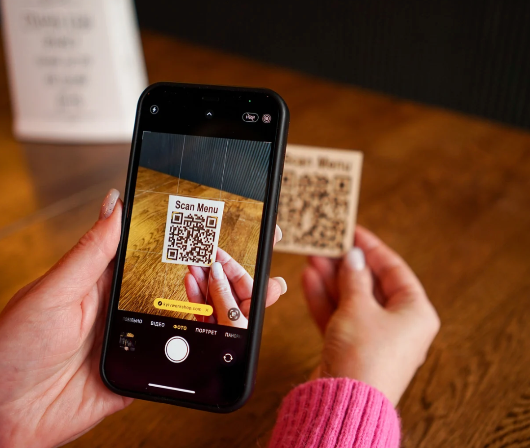 Saddle Brown Cartello codice QR in legno con testo personalizzato, menu touchless codice QR, scansione menu QR, menu codice QR personalizzato, cartello menu codice QR Screenshot2025-03-22alle14.48.13.png