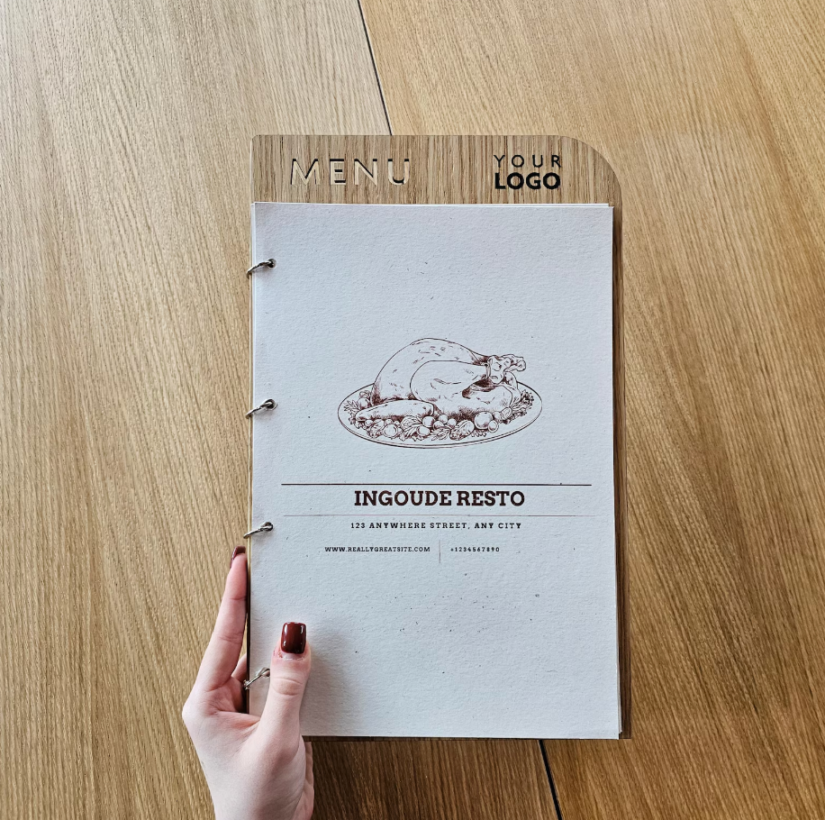 Rosy Brown portamenu onda ad anelli misura A4 in legno scuro per fogli, supporto menu inciso, cartella menu ristorante, pannello menu, libro menu, copertina menu personalizzata, copertina menu bevande Screenshot2025-03-24alle16.32.15.png