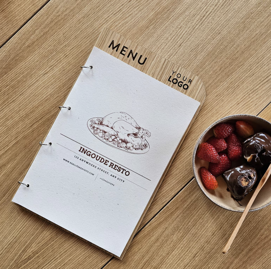 Rosy Brown portamenu onda ad anelli misura A4 in legno scuro per fogli, supporto menu inciso, cartella menu ristorante, pannello menu, libro menu, copertina menu personalizzata, copertina menu bevande Screenshot2025-03-24alle16.32.32.png