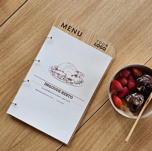 Rosy Brown portamenu onda ad anelli misura A4 in legno scuro per fogli, supporto menu inciso, cartella menu ristorante, pannello menu, libro menu, copertina menu personalizzata, copertina menu bevande Screenshot2025-03-24alle16.32.32.png
