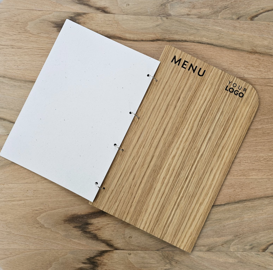 Rosy Brown portamenu onda ad anelli misura A4 in legno scuro per fogli, supporto menu inciso, cartella menu ristorante, pannello menu, libro menu, copertina menu personalizzata, copertina menu bevande Screenshot2025-03-24alle16.32.41.png