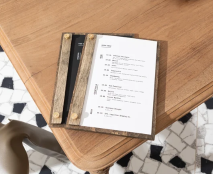 Rosy Brown portamenu con bacchetta A4 in legno scuro per fogli, supporto menu inciso, cartella menu ristorante, pannello menu, libro menu, copertina menu personalizzata, copertina menu bevande Screenshot2025-03-27184415.png
