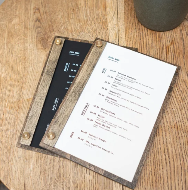 Rosy Brown portamenu con bacchetta A4 in legno scuro per fogli, supporto menu inciso, cartella menu ristorante, pannello menu, libro menu, copertina menu personalizzata, copertina menu bevande Screenshot2025-03-27184453.png