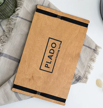 Rosy Brown portamenu con elastico A4 in legno scuro per fogli, supporto menu inciso, cartella menu ristorante, pannello menu, libro menu, copertina menu personalizzata, copertina menu bevande Screenshot2025-03-27185057.png