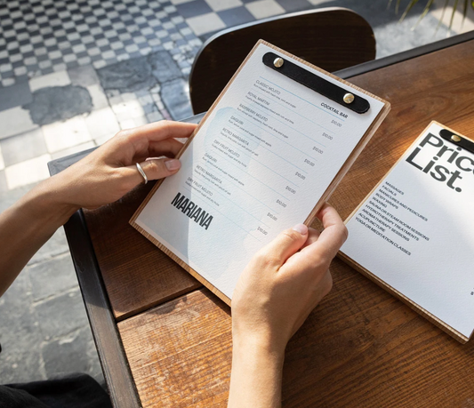 Gray portamenu con fascia  A4 o a5 in legno per fogli, supporto menu inciso, cartella menu ristorante, pannello menu, libro menu, copertina menu personalizzata, copertina menu bevande Screenshot2025-03-27alle19.05.04.png