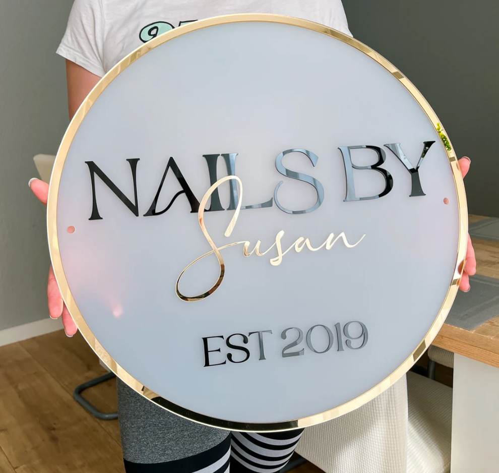 targa ln plexiglas satinato con lettere specchiate con logo insegna personalizzata per negozio locale moderno