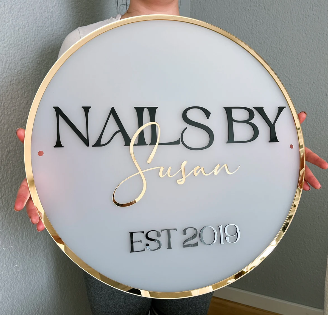 Gray targa ln plexiglas satinato con lettere specchiate  con logo insegna personalizzata per negozio locale moderno Screenshot2025-03-27alle19.57.25.png