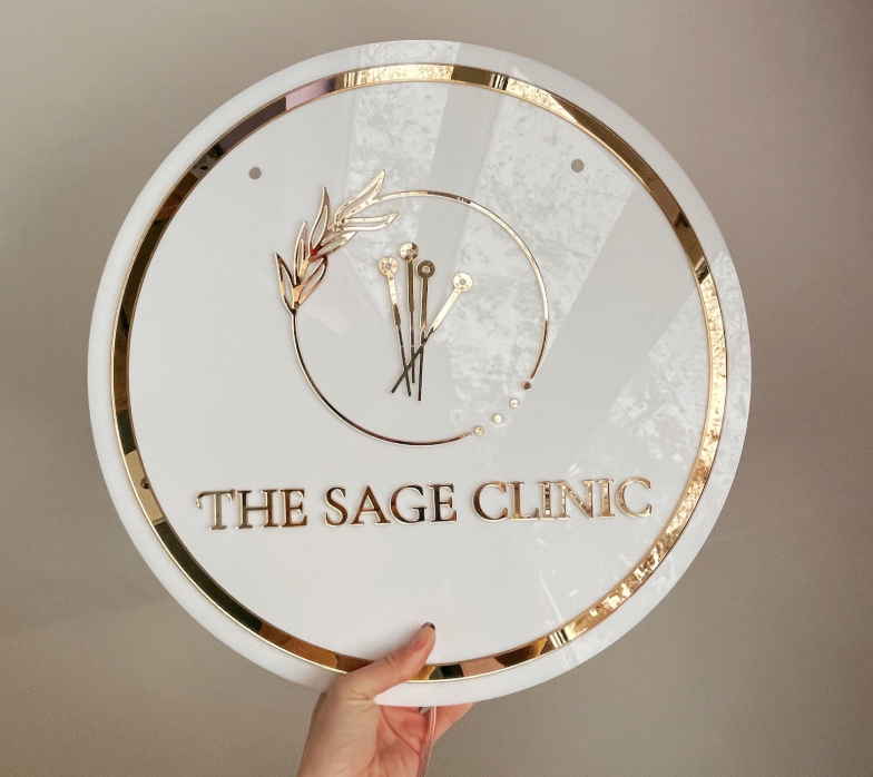 Insegna retroilluminata in acrilico bianco con led che cambia colore - Insegna in acrilico satinato con logo dorato Lettera a specchio