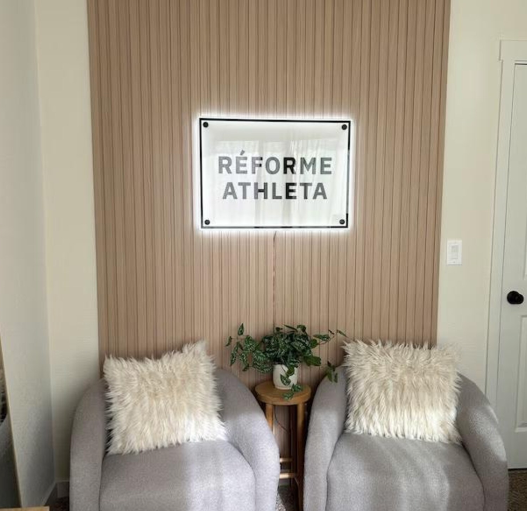 Insegna in plexiglas bianco con led retroilluminata - Insegna in acrilico bianco e lettere a rilievo Lettera a specchio