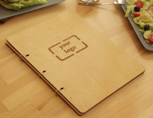 portamenu ad anelli misura A4 in legno per fogli, supporto menu inciso, cartella menu ristorante, pannello menu, libro menu, copertina menu personalizzata, copertina menu bevande per bar e cocktail bar