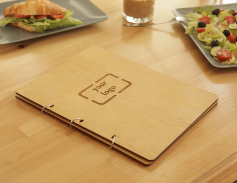 portamenu ad anelli misura A4 in legno per fogli, supporto menu inciso, cartella menu ristorante, pannello menu, libro menu, copertina menu personalizzata, copertina menu bevande per bar e cocktail bar