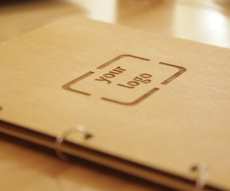 Tan portamenu ad anelli misura A4 in legno per fogli, supporto menu inciso, cartella menu ristorante, pannello menu, libro menu, copertina menu personalizzata, copertina menu bevande per bar e cocktail bar Screenshot2025-03-31150327.png