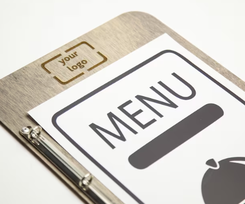 portamenu con supporto ad anelli in legno per fogli, supporto menu inciso, cartella menu ristorante, pannello menu, libro menu, copertina menu personalizzata, copertina menu bevande per bar e cocktail bar