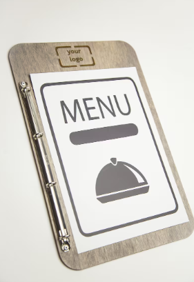 Beige portamenu con supporto ad anelli  in legno per fogli, supporto menu inciso, cartella menu ristorante, pannello menu, libro menu, copertina menu personalizzata, copertina menu bevande per bar e cocktail bar Screenshot2025-03-31151934.png