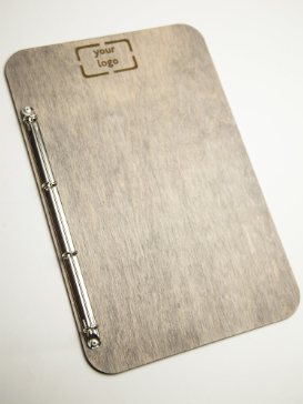 portamenu con supporto ad anelli in legno per fogli, supporto menu inciso, cartella menu ristorante, pannello menu, libro menu, copertina menu personalizzata, copertina menu bevande per bar e cocktail bar