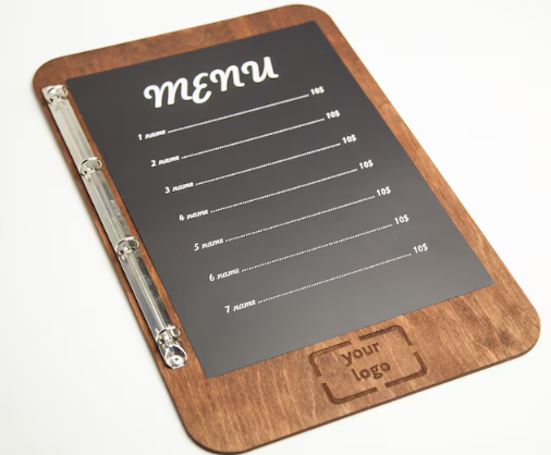 Dim Gray portamenu con supporto ad anelli  in legno scuro per fogli, supporto menu inciso, cartella menu ristorante, pannello menu, libro menu, copertina menu personalizzata, copertina menu bevande per bar e cocktail bar Screenshot2025-03-31152724.png