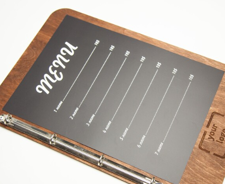 Rosy Brown portamenu con supporto ad anelli  in legno scuro per fogli, supporto menu inciso, cartella menu ristorante, pannello menu, libro menu, copertina menu personalizzata, copertina menu bevande per bar e cocktail bar Screenshot2025-03-31152744.png