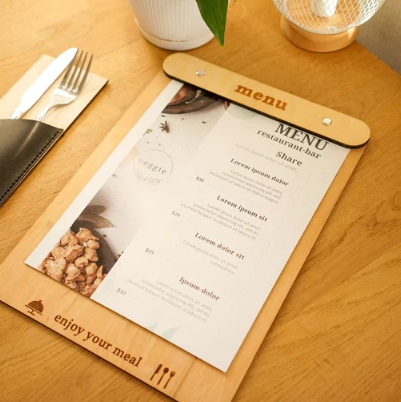 Goldenrod portamenu con supporto a bacchetta in legno per fogli, supporto menu inciso, cartella menu ristorante, pannello menu, libro menu, copertina menu personalizzata, copertina menu bevande per bar e cocktail bar Screenshot2025-03-31153321.png