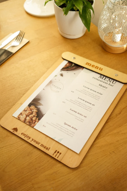 portamenu con supporto a bacchetta in legno per fogli, supporto menu inciso, cartella menu ristorante, pannello menu, libro menu, copertina menu personalizzata, copertina menu bevande per bar e cocktail bar