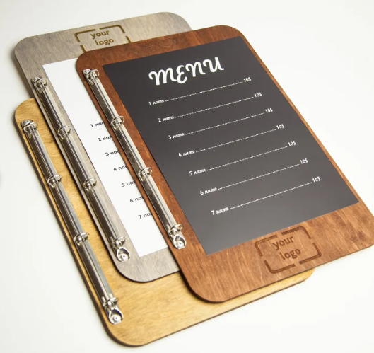White Smoke portamenu con supporto ad anelli  in legno noce per fogli, supporto menu inciso, cartella menu ristorante, pannello menu, libro menu, copertina menu personalizzata, copertina menu bevande per bar e cocktail bar Screenshot2025-03-31155512.png