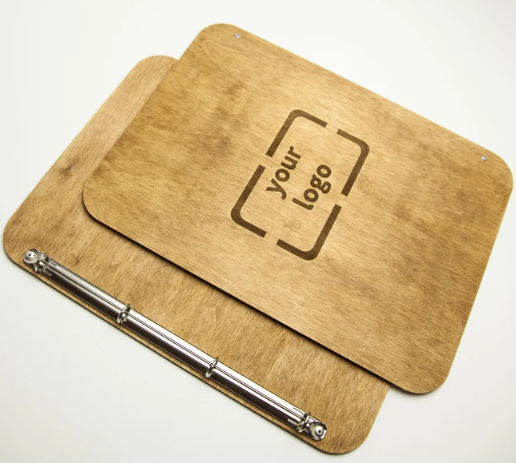 Dark Khaki portamenu con supporto ad anelli  in legno noce per fogli, supporto menu inciso, cartella menu ristorante, pannello menu, libro menu, copertina menu personalizzata, copertina menu bevande per bar e cocktail bar Screenshot2025-03-31155552.png