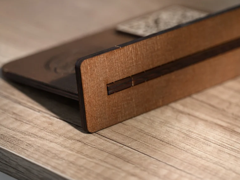 portamenu qr code stand noce in legno per food and beverage , supporto menu inciso, cartella menu ristorante, pannello menu, libro menu, copertina menu personalizzata, copertina menu bevande